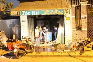 Vụ cháy tiệm tóc: Búa đinh, máu, xăng trong căn phòng