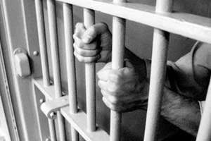 Vì sao không khởi tố vụ giữ mẹ để đòi nợ con?