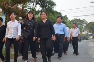 Bắt xe đò vượt 150 km đến viếng bác Khải