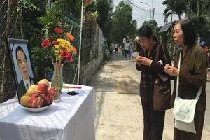  Dân đeo băng tang, lập bàn thờ tiễn bác Sáu Khải