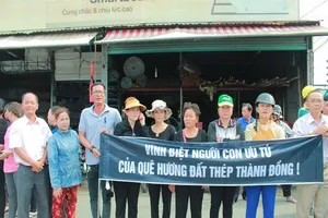 Hàng ngàn người dân đứng dọc QL22 tiễn bác Sáu Khải