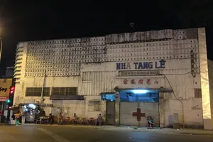 Cháy chung cư Carina: Chồng khóc lịm đón thi thể vợ con