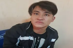 Thanh niên giật điện thoại đụng ngay… hình sự quận 1