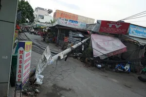 Người cha lao vào nhà ôm con gái khi cột điện đổ