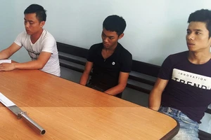 Bắt nhóm thanh niên dùng mã tấu chém người, phá xe để trả thù