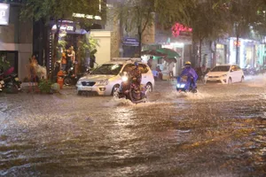 Chùm ảnh: Đường Sài Gòn ngập sau cơn mưa lớn