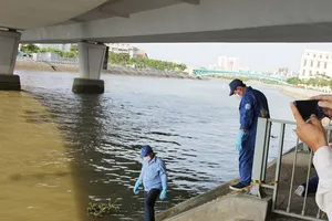 Tìm thân nhân người dị tật ngón tay trôi trên kênh Tàu Hủ 