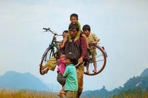 “Mai mốt bố già, con cõng bố nha bố!...”