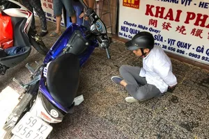 Đặc nhiệm nổ súng bắt kẻ cướp dùng xịt hơi cay chống trả