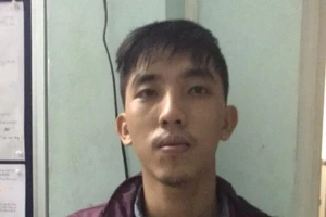 Nhân viên giao hàng ‘biến’ điện thoại thành… giấy vụn