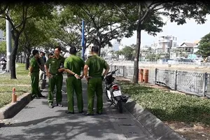 Công an quận 4 tìm người thân nam thanh niên trôi sông