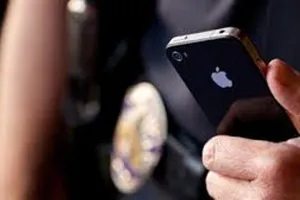 Dừng xe bên đường ở quận 3 bị khống chế, cướp điện thoại