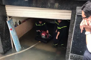 Cảnh sát PCCC trắng đêm chống ngập cùng dân TP.HCM