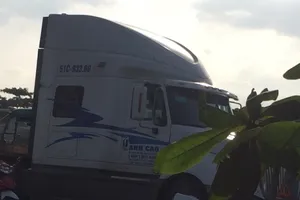 Tài xế xe container nhấn ga tông hỏng xe CSGT ở quận 9