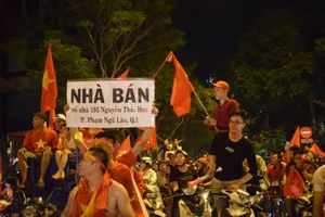 Những khoảnh khắc hài hước trong đêm bão của CĐV Việt Nam