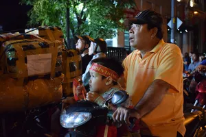 Hết chỗ ngồi, CĐV đứng ngoài đường 'xem ké' chung kết AFF cup 