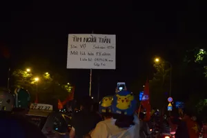 Cười té ghế xem hình ảnh hài hước đêm bão 'Việt Nam vô địch'