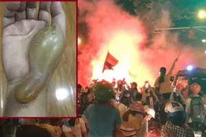 Cổ động viên bóng đá đốt pháo: Vui thôi, đừng vui quá!