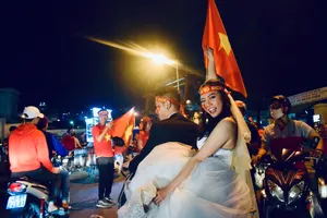 Cặp đôi rạng rỡ chụp ảnh cưới trong đêm bão