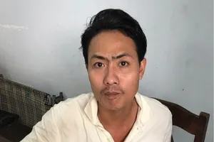 Tạt sơn đỏ trộn mắm tôm vào nhà để đòi nợ ở quận 4 