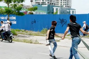 Đứng đợi mẹ, cô gái bị nhóm người đánh tơi tả ở quận 4