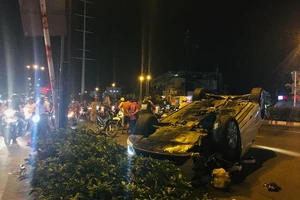 Ô tô lật nhào trên đường Phạm Văn Đồng