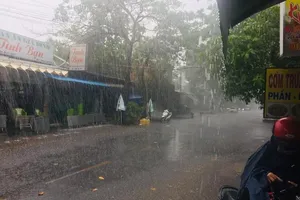 Cơn mưa chiều bất chợt giải nhiệt cho người dân TP.HCM