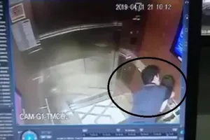 Vụ 'nựng' bé gái: Công an làm việc với bảo vệ chung cư