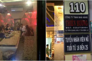 Quán karaoke chui cho tiếp viên mặc hở bạo ở quận 1