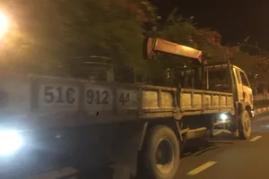 Sau tai nạn chết người, dân chụp ảnh một xe tải gửi công an 