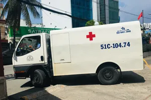 Chồng khóc ngất hay tin vợ rơi từ tầng 14