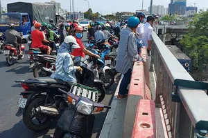 Tìm thấy thi thể 2 vợ chồng nhảy kênh Tàu Hủ để lại con thơ