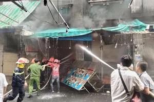 Dân cảm ơn cảnh sát PCCC dập vụ cháy sát chợ Hạnh Thông Tây