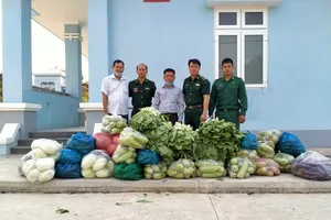 Người dân Tây Ninh gửi quà cho bộ đội biên phòng mùa COVID-19