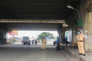 ‘Nghỉ 15 hôm, hết dịch bệnh lại chạy xe tiếp, có sao đâu’