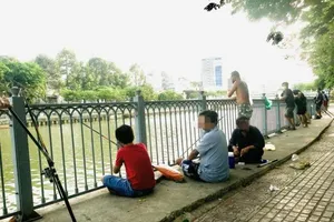 Vô tư tụ tập câu cá trên bờ kè Trường Sa mùa dịch 