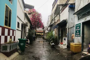 Mưa trắng trời ở nhiều quận huyện TP.HCM, dân đỡ ngột ngạt