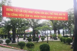 Dân chui qua dây chắn vào công viên tụ tập, ‘quên’ khẩu trang
