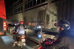 Người miền Tây trắng đêm 'bơi' giữa biển người về quê nghỉ lễ