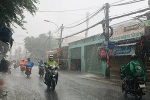 Mưa tầm tã buổi sáng sớm, dân TP.HCM đỡ ngột ngạt