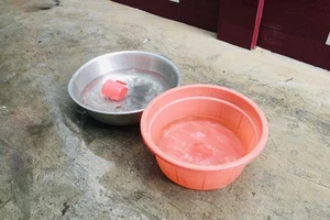 Mưa lớn giờ tan tầm, dân mang xô chậu hứng nước lau nhà