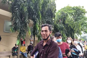 Viếng tang nghệ sĩ Chí Tài: 'Đừng hỏi nữa, tôi khóc giờ'