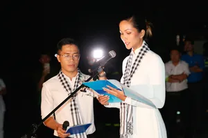 H’Hen Niê rưng rưng nghe chuyện về các chiến sĩ tại Côn Đảo