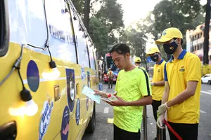 ‘Xe bus khẩu trang’ phát 100.000 chiếc miễn phí tại TP.HCM