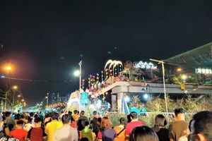 Dân Sài Gòn đeo khẩu trang đi chợ hoa trên bến dưới thuyền