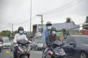 Thênh thang chạy xe máy về miền Tây ngày 30 Tết