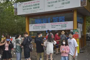 Mồng 3 Tết: Mang khẩu trang du xuân, chụp ảnh thời COVID-19