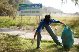 H’Hen Niê xắn tay áo vác bao tải rác chẳng kém đàn ông
