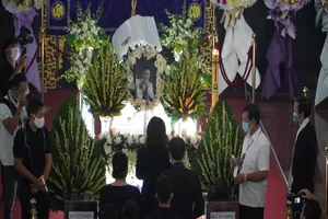 Gia đình NS Chí Tài gửi gần 2 tỉ nhờ Hoài Linh làm từ thiện