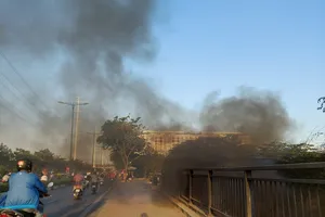 TP.HCM: Đốt rác gây cháy trên đường Phạm Văn Đồng
